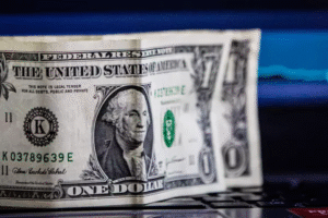 Leia mais sobre o artigo Dólar fecha em alta e mercado acompanha votação sobre IOF