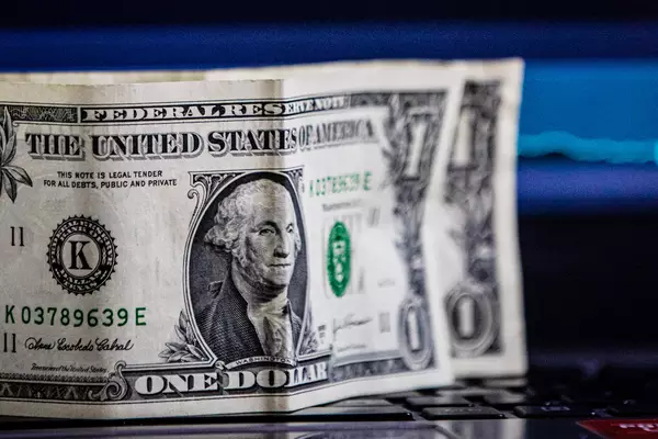 Leia mais sobre o artigo Dólar fecha em alta e mercado acompanha votação sobre IOF